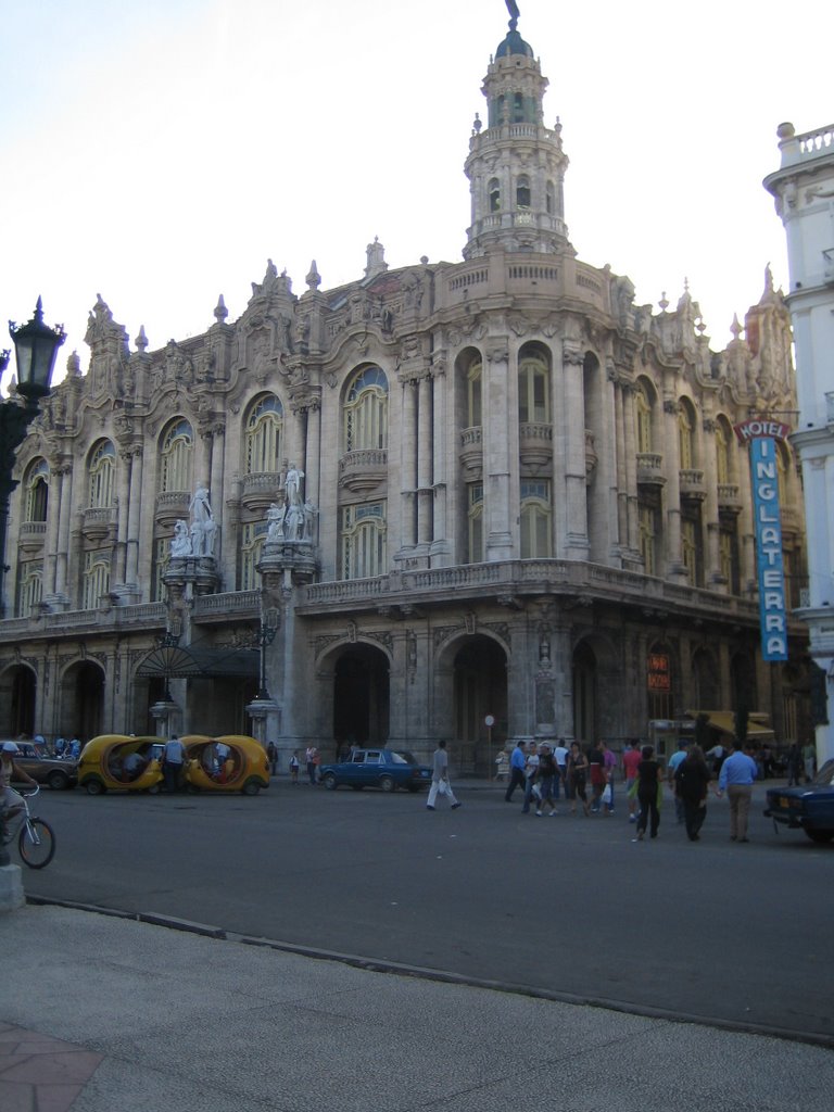 Esquina Teatro y entrada al Cabaret Nacional by morti069