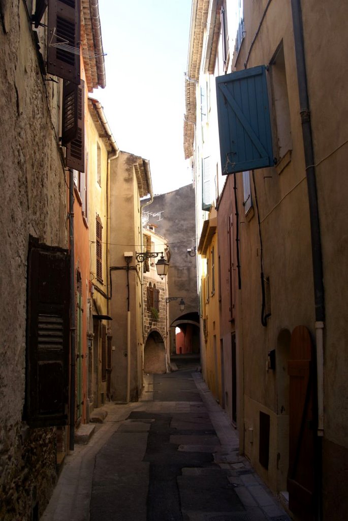 Roquebrune-sur-Argens - Rue de l'Hotel de Ville - View SSW by txllxt