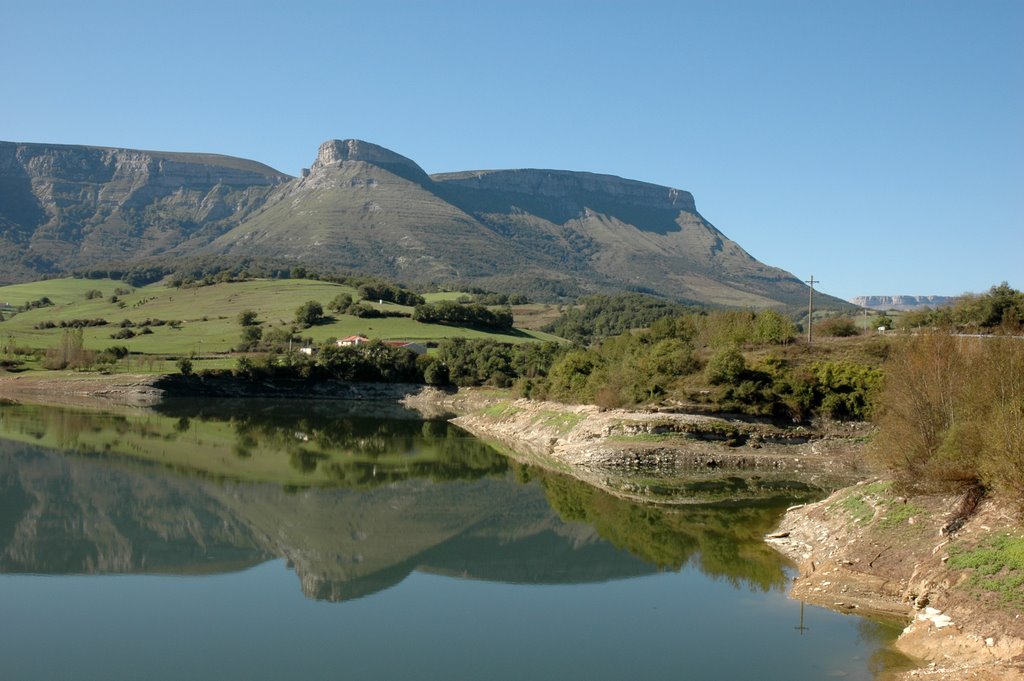 Pantano de Maroño by Javier Díez