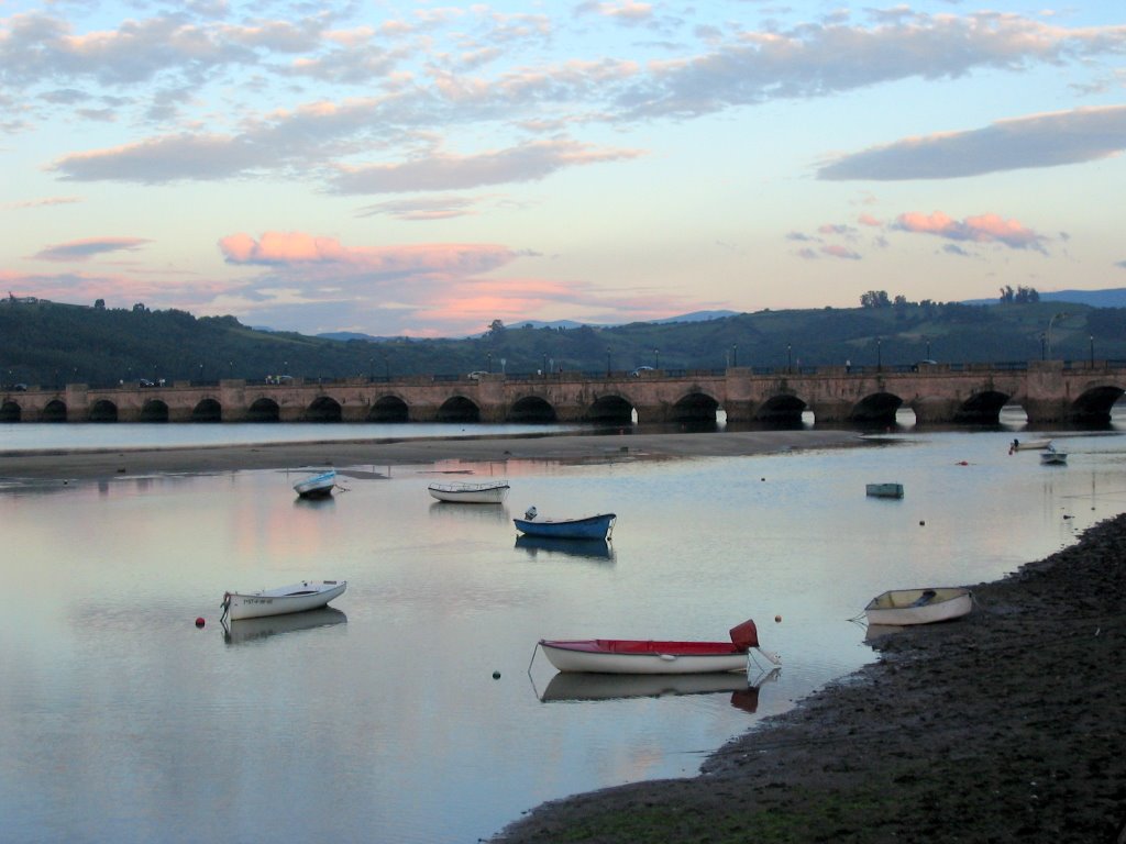 Puente de entrada San Vicente de la Barquera. Cantabria. by Pedro Modroño