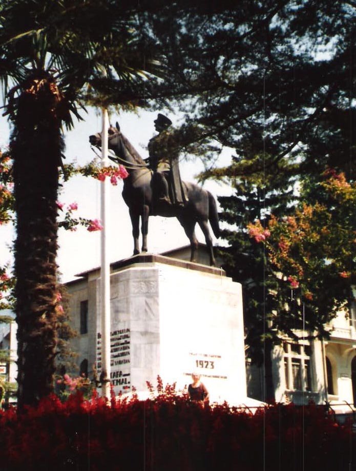 Statue d'Ataturk by Arif Yelles