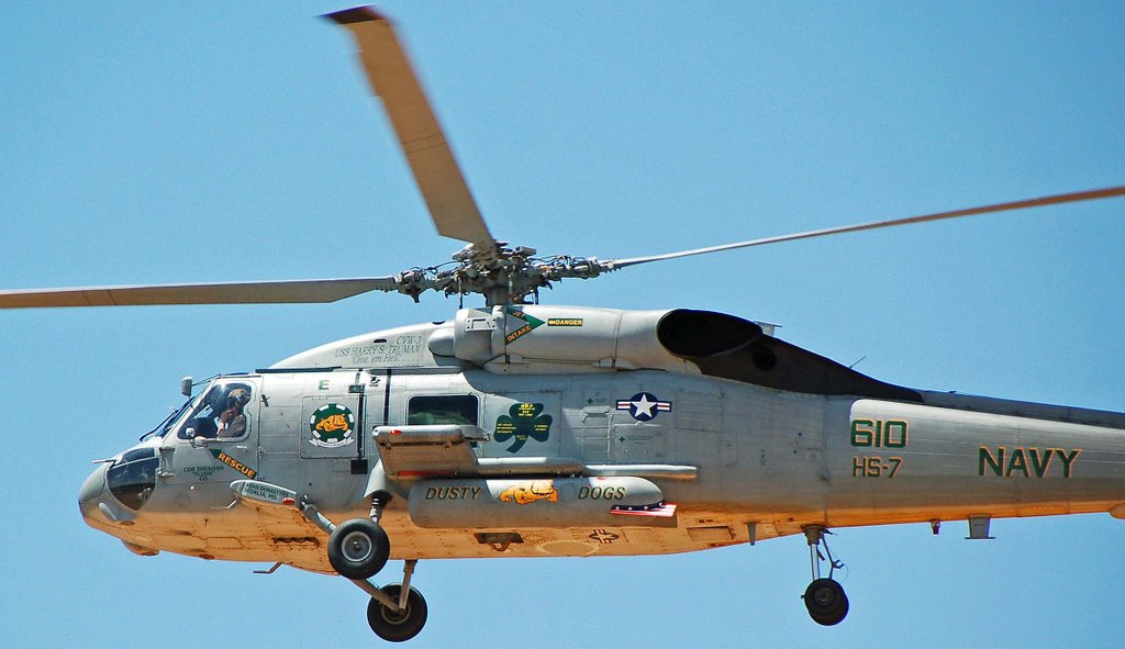 Sikorsky SH-60 Seahawk du Porte avions USS Harry S. Truman en atterrissage sur Grand canyon National park Airport by Jean Louis Capdevill…