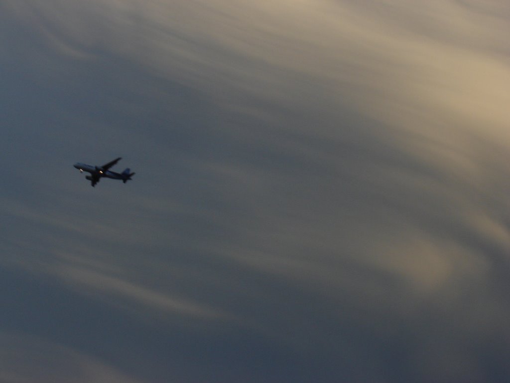 Avión escapando de la tormenta. by Francisco López