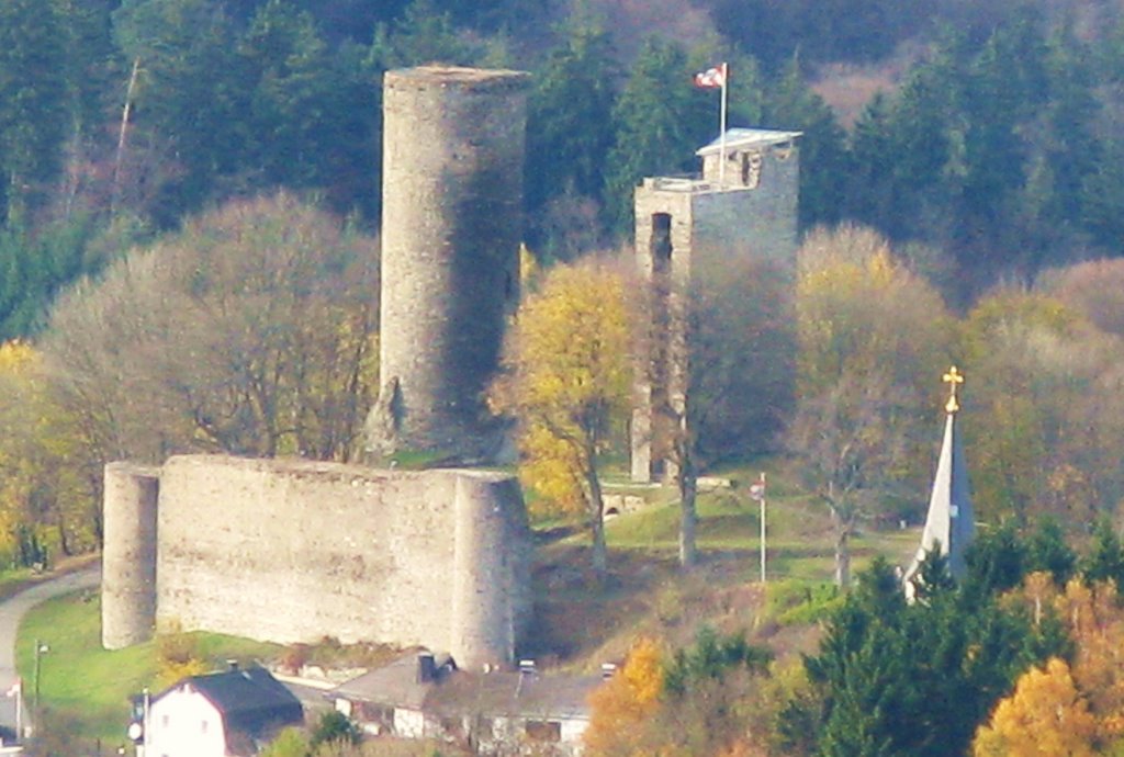 Burgruine Reifenberg und St. Georg-Kirchturmspitze by 600m