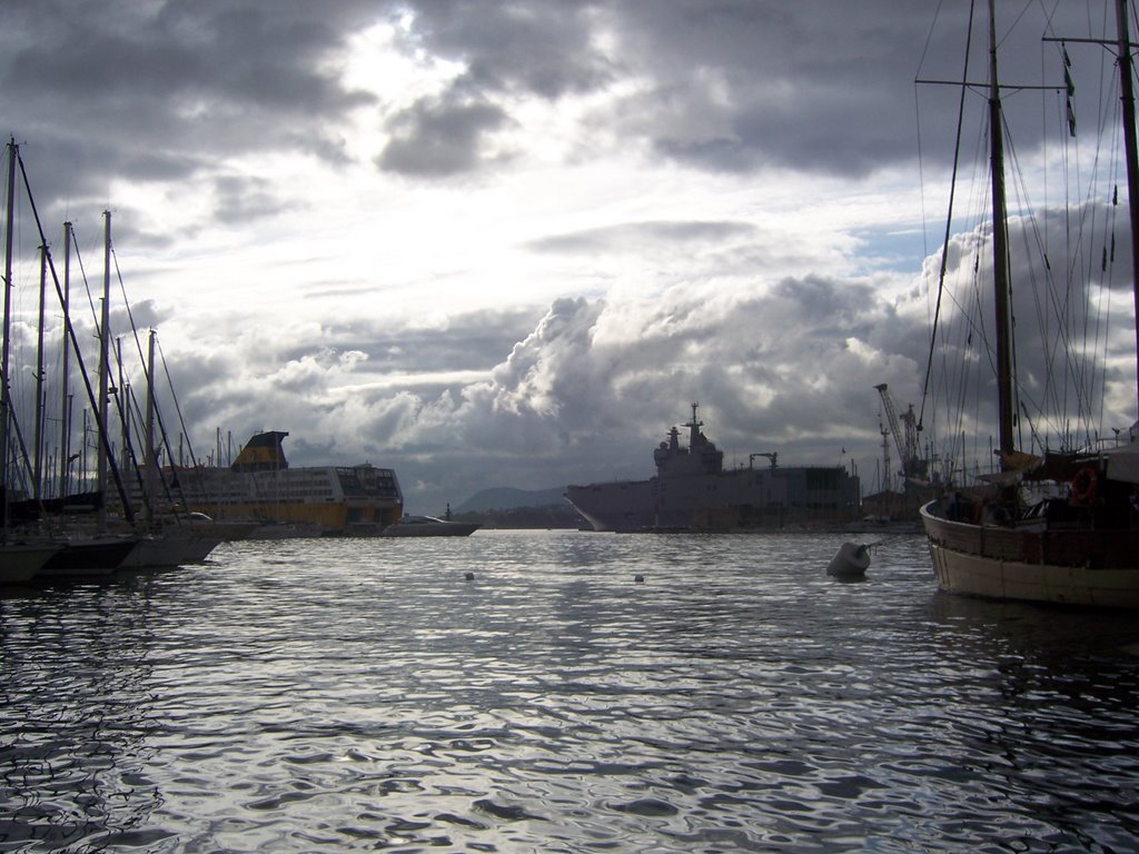 Férry dans le port de toulon by indiens