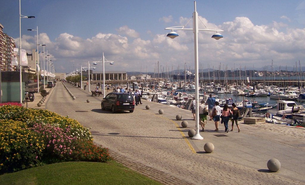 Calle de Castelar con el Puerto Chico y la Escuela de Vela al fondo, Santander, Cantabria. by Evelio de Feria