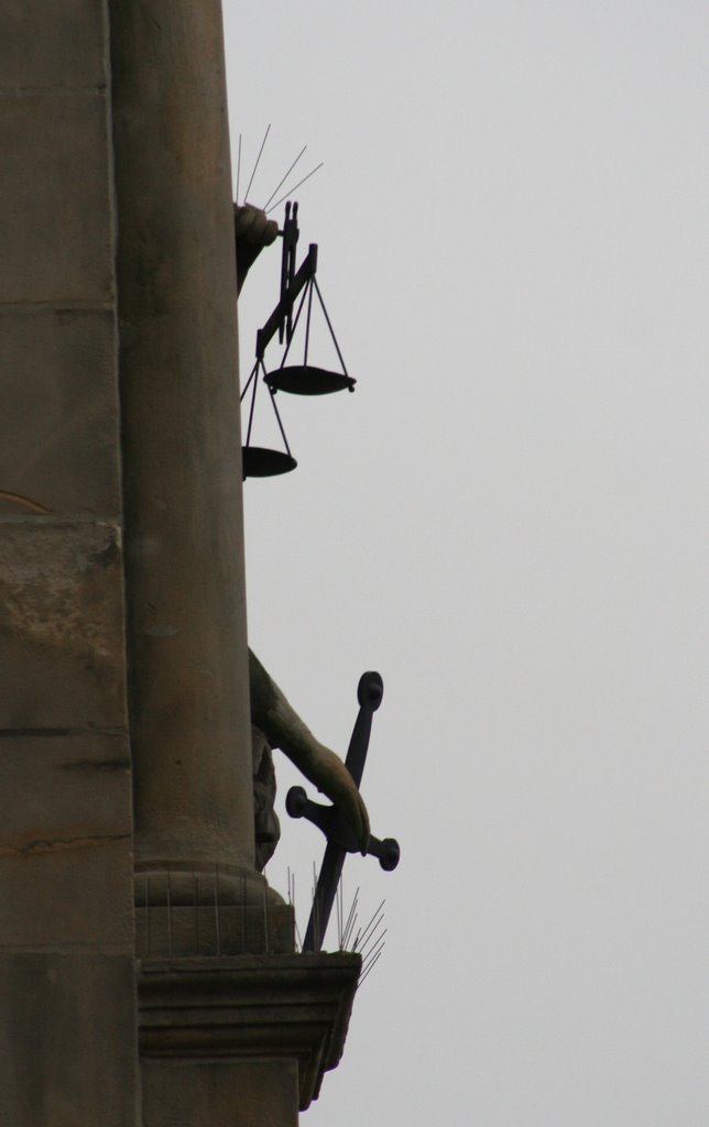 Harburger Rathausplatz: die Werkzeuge der Justizia am Rathaus by picotuna