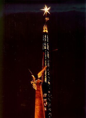 Imagen del monumento a la Batalla del Ebro con luces by chordi1986