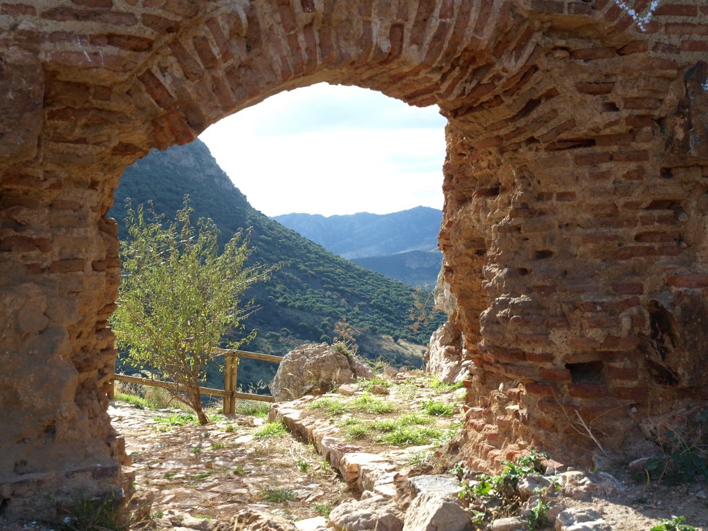 Entrada al Castillo de Capilla by Antonio Tejero