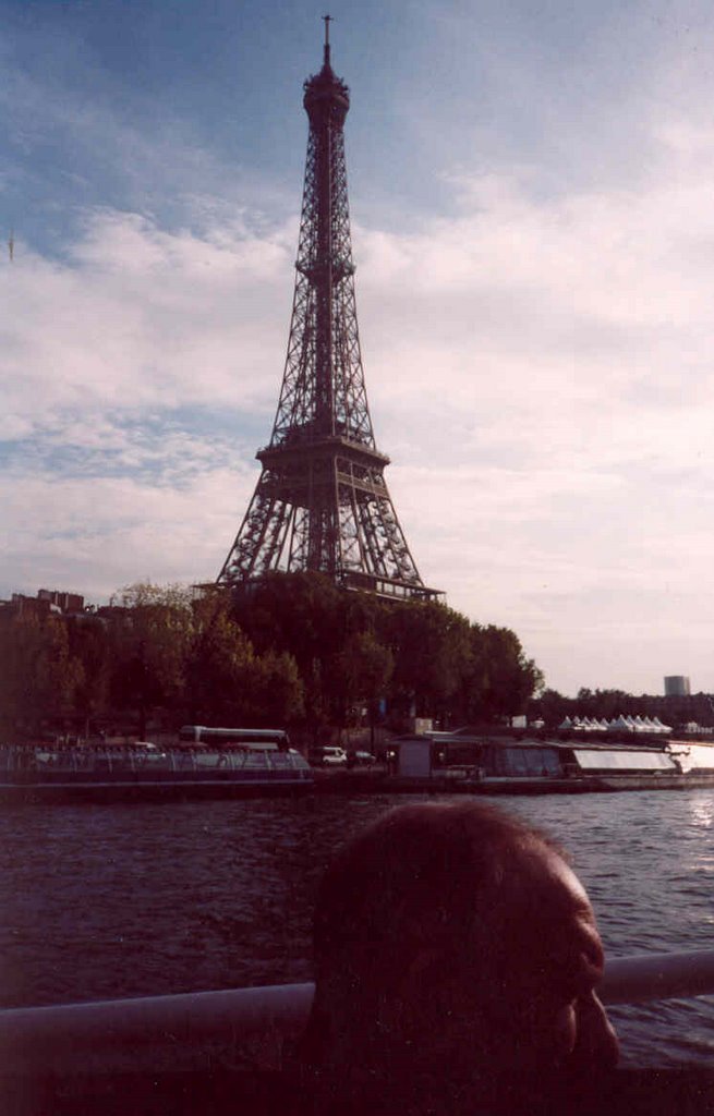 Torre Eiffel by Rodolfo Rubio Guarderas