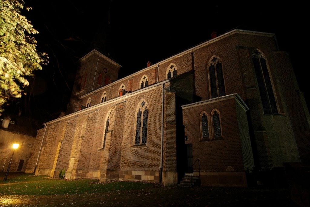 Kirche bei Nacht by H. Kannen