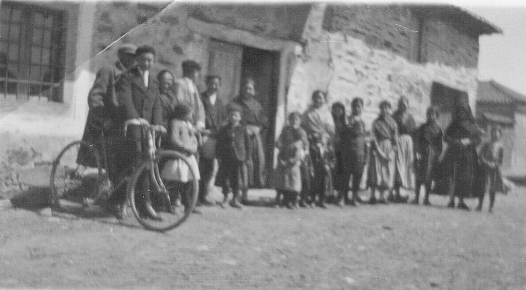 Grupo frente a la casa de Antonio Martínez "curica" by Santiago Cordero