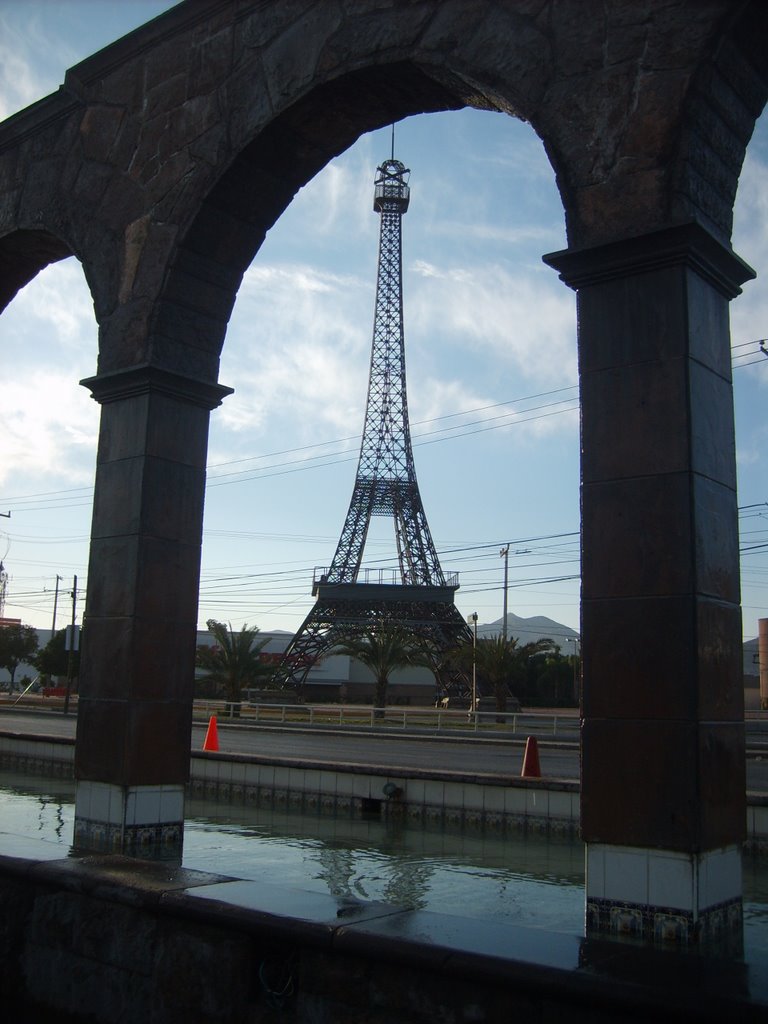 Torre iffel de gomez palacio entre arco (Tower in the middle of arch) by gera_vzqz