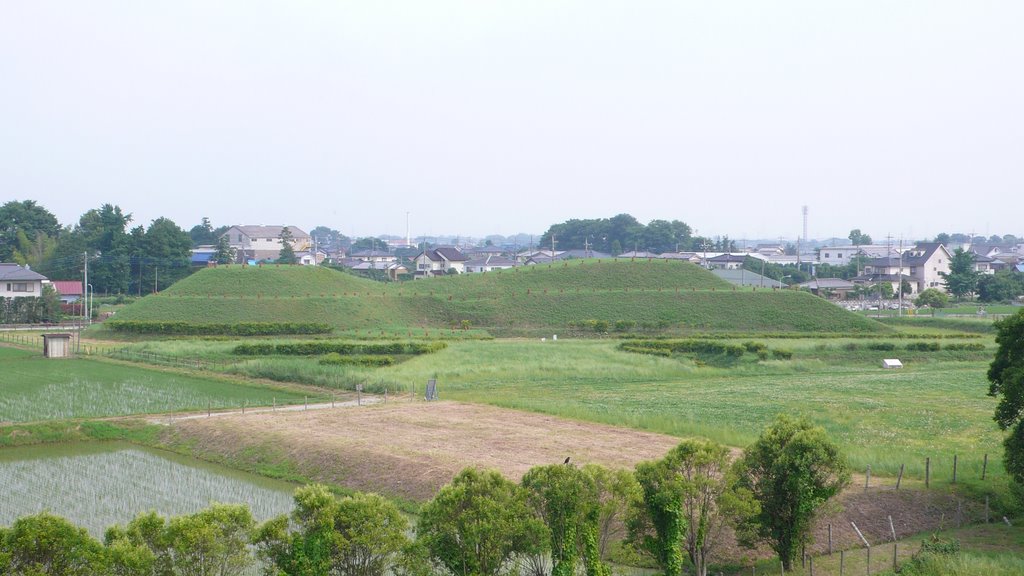 さきたま古墳公園　稲荷山古墳上から将軍山古墳 by usawest