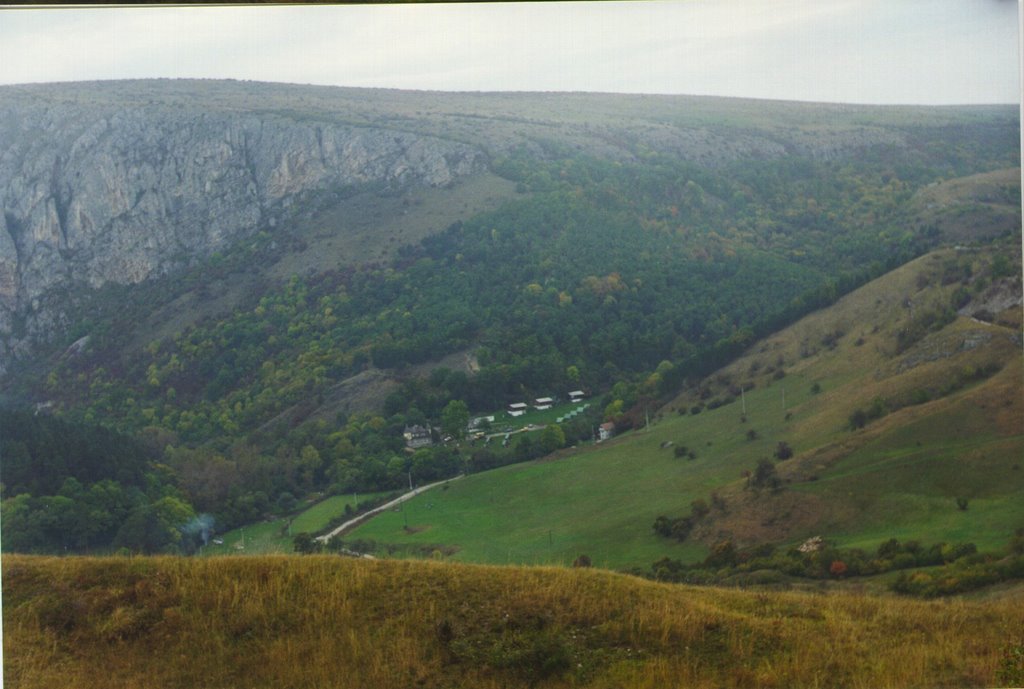 1998. Tordai hasadék előtt by Géczi Gábor