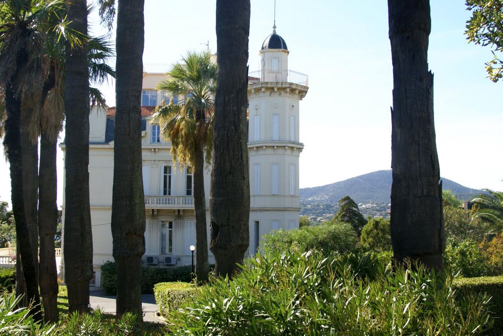 Sainte-Maxime - Boulevard des Cistes - View ESE on Château Les Tourelles by txllxt