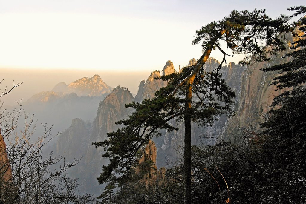 Sunset in Huangshan by lauchiwung