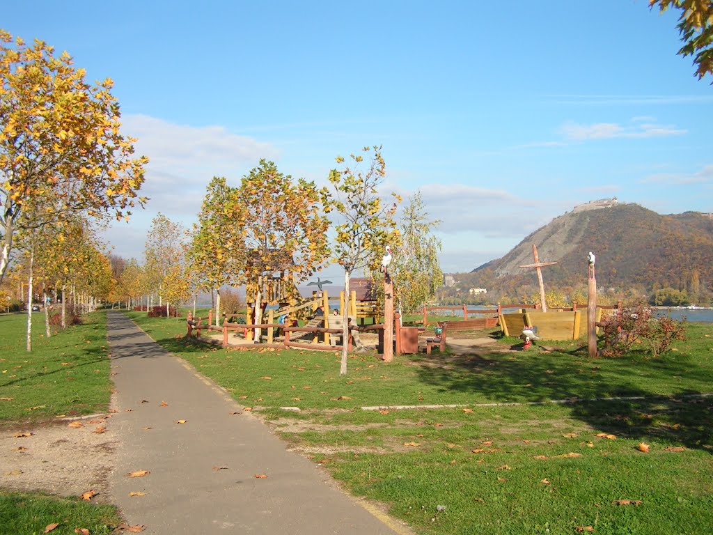 Nemzetközi EURO-VELO kerékpárút-hálózat Nagymarosnál a Duna-part mentén elhaladó része. / International EURO-VELO cycle track network at Nagymaros along the Danube coast his passing part. by norbertklúcsik