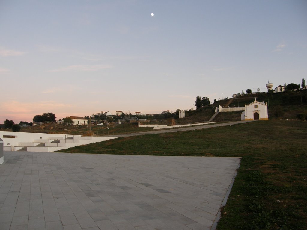 Vista geral de Monforte com a Igreja de N. S. da Consolação em primeiro plano by Luís Seixas