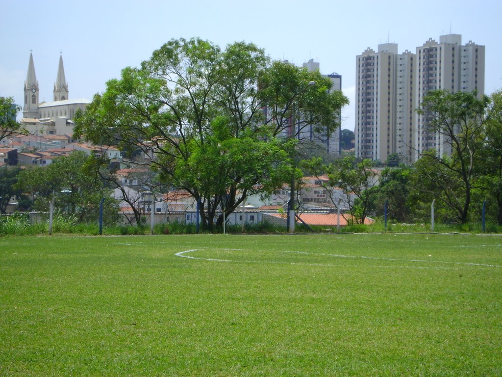 Bairro São Bernardo - Campo de Futebol da Praça de Esportes - ao fundo a Vila Industrial by Alexander Denarelli