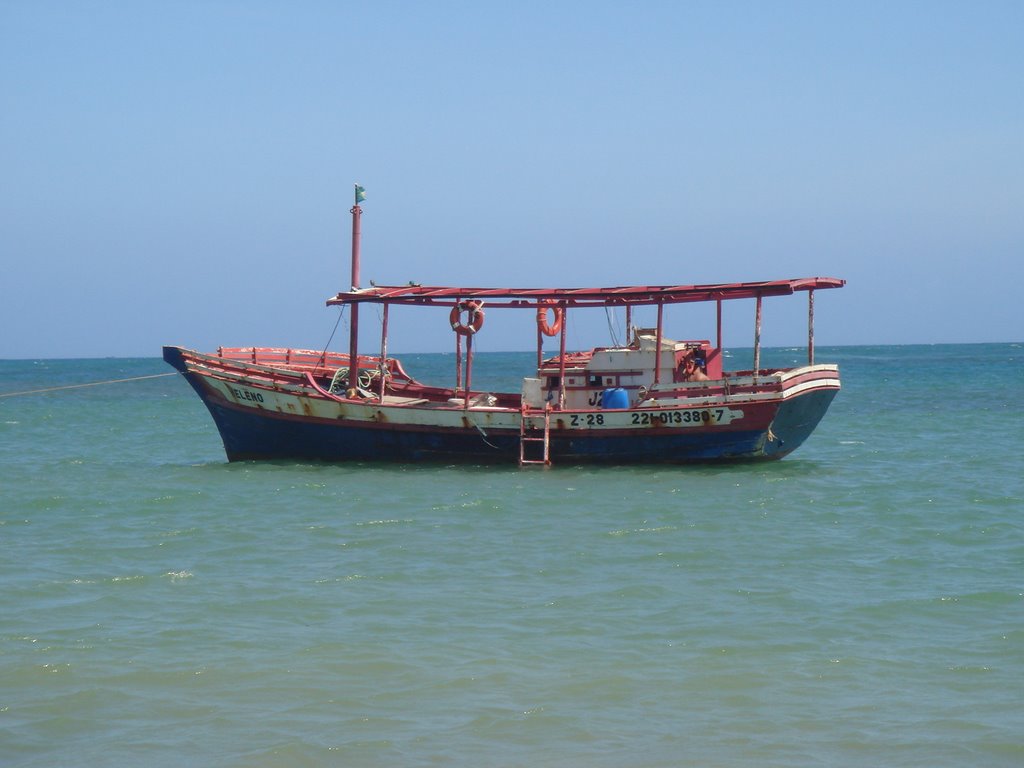 Barquinho na Praia de Guarajuba - BA by Jô Rodrigues