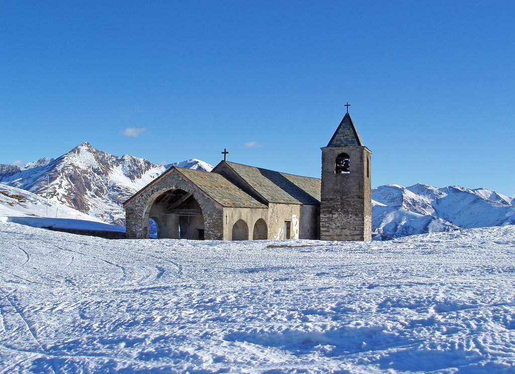 Chiesa di San Lucio 1542 m ( sulla sinistra il Pizzo di Gino) by Marino Foina e Vito Guarino