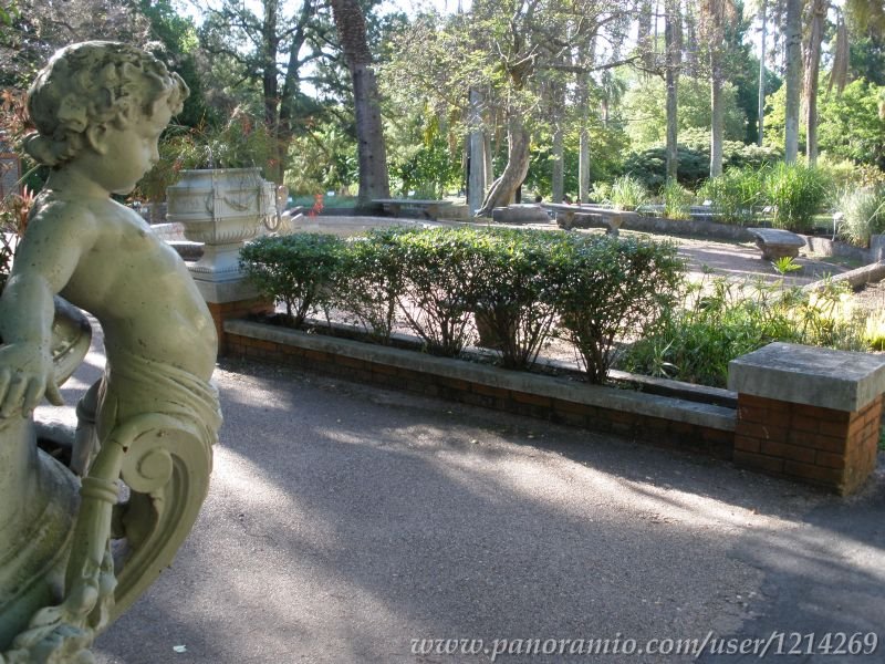 Custodiando el Jardín botánico by Diego González