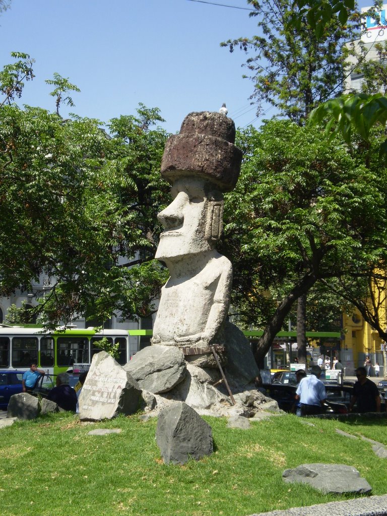 Moai pascuense en Santiago by Patricio Cabezas