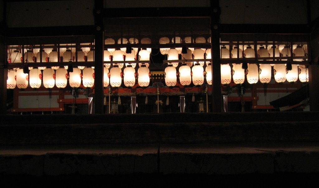 Yasaka-jinja (Shinto shrine) at night by Elliot Kallen