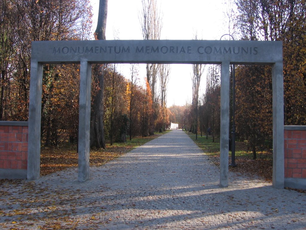 Brama prowadząca do Pomnika Wspólnej Pamięci - listopad 2008 / Das Eingangstor zum Denkmal des Gemeinsamen Gedenkens - November 2008 by Marek Mosoń