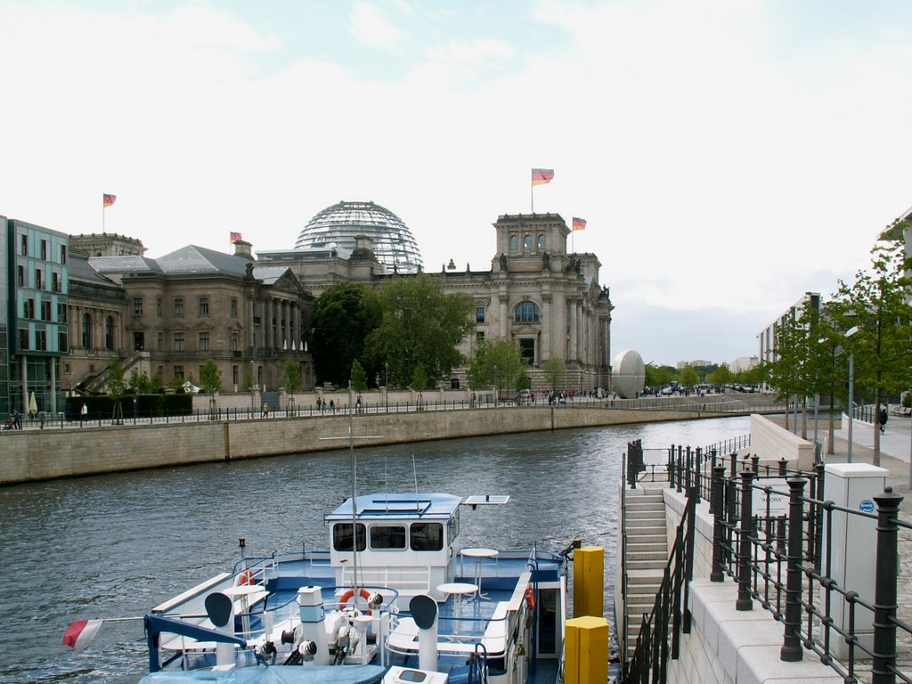 Spree/Reichstag, Berlin by axel a.