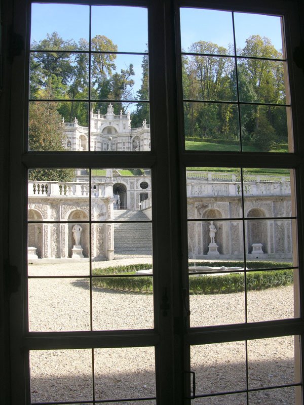 Veduta del cortile dall'interno della Villa della Regina by Silvia Minucci