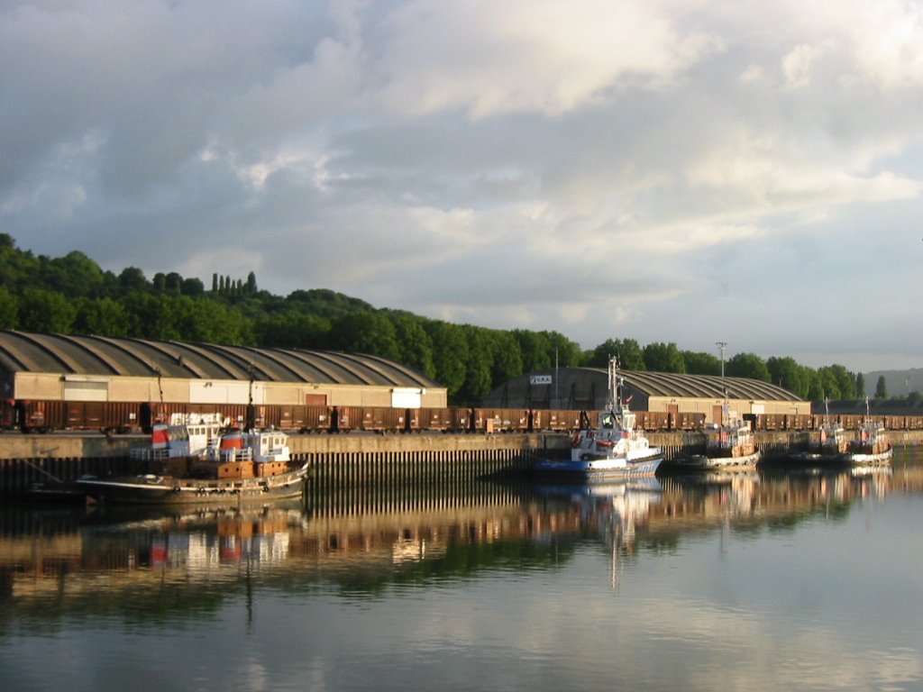 Look for the water level along boats and quay! by Sloup