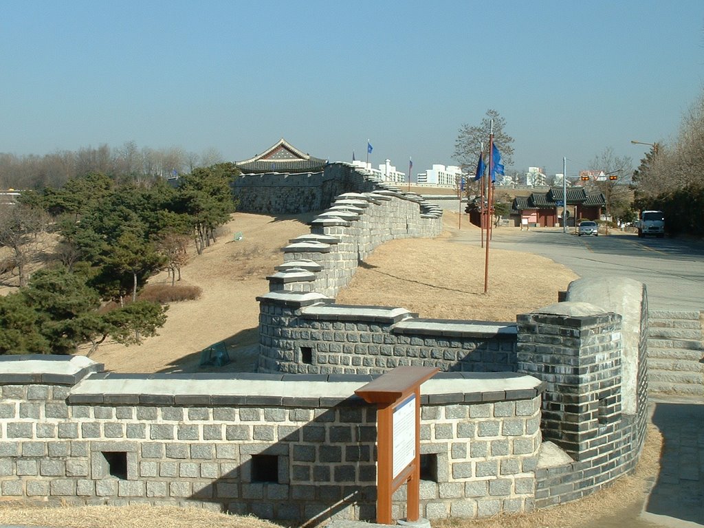 Castle wall to Dongjang-dae by David Rhee