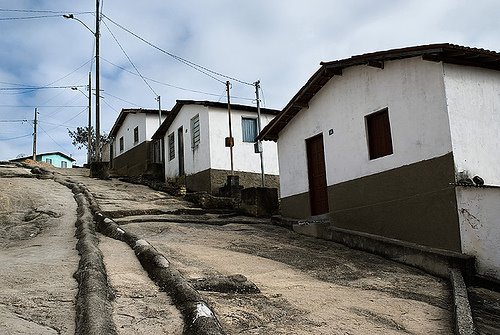 CARAÍ-MG, casas construídas sobre formação rochosa(granito), popularmente conhecido como lajedo. by PEDRO PAULO