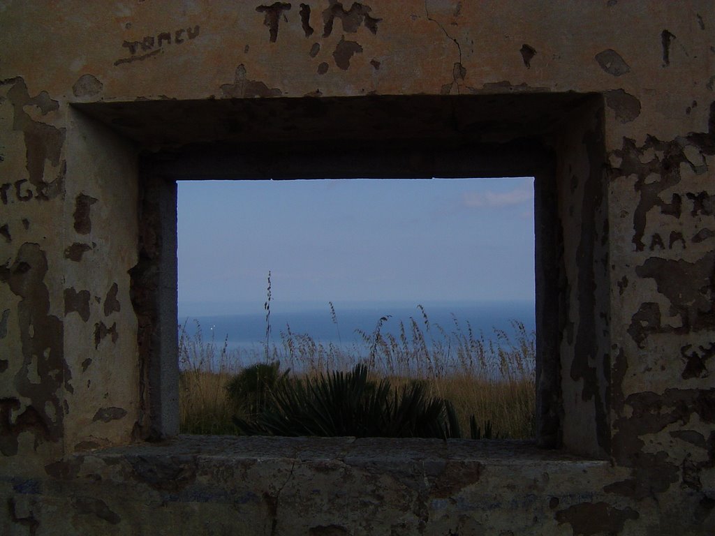 Vistas a la Bahía de Alcudia desde unas ruinas cerca de la Ermita de Betlém by bjgeo