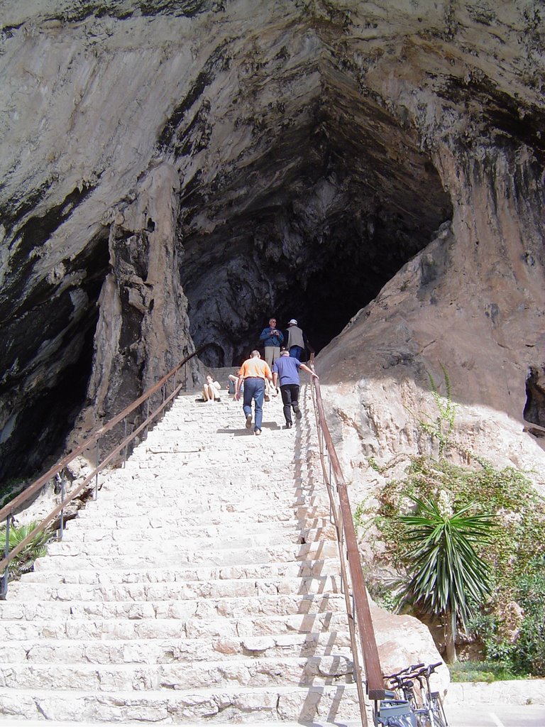 Escaleras de salida de las Cuevas de Artá by bjgeo