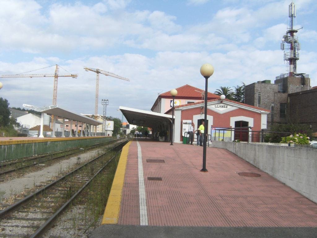 Estacion de Llanes by JGS