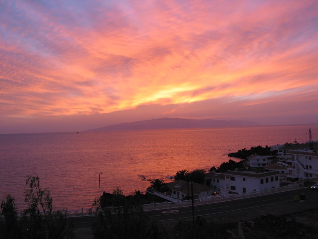 Couché de soleil sur la Goméra, à partir de La Aréna, Ténérife. by Michel Dassonville