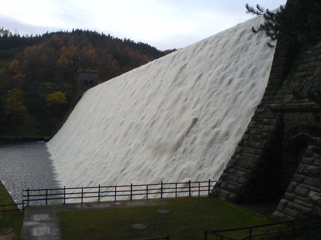 Derwent Reservoir Dam by Keith Ruffles