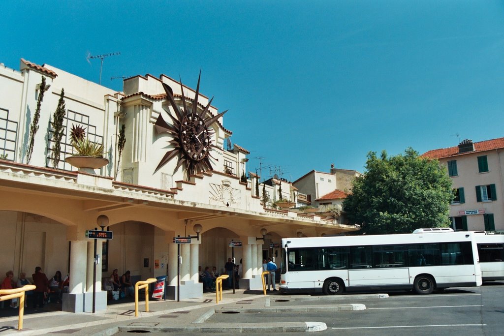 Gare d'autobus du Viel Antibes by Claude Vauquelin