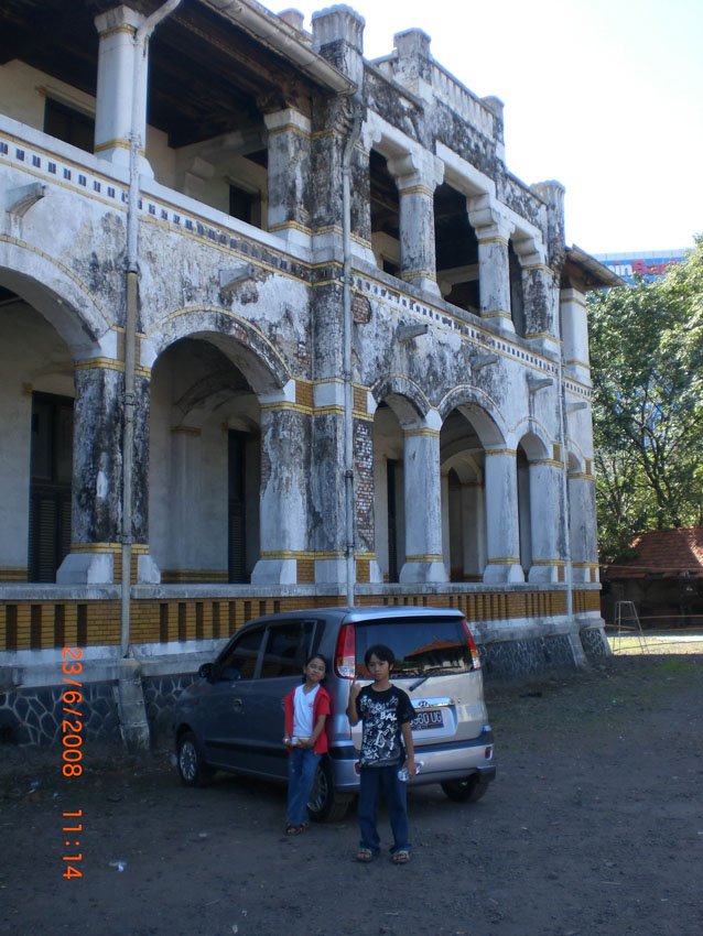 Lawang Sewu - Halaman samping by kikihetharia