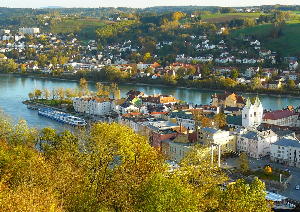 Passau, abendlicher Blick von der Veste Oberhaus, Oktober 2008 by Scheffbuch