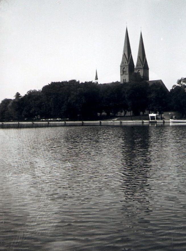 Neuruppin (Brandenburg): 1934 Klosterkirche St. Trinitatis vom Neuruppiner See aus gesehen by dudeyberlin