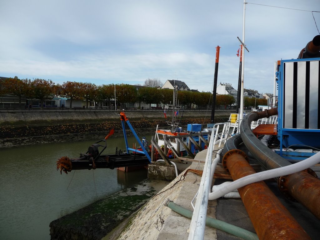 La suceuse est arrivée, ça va draguer dans le port ???? du Pouliguen. by J.Hache