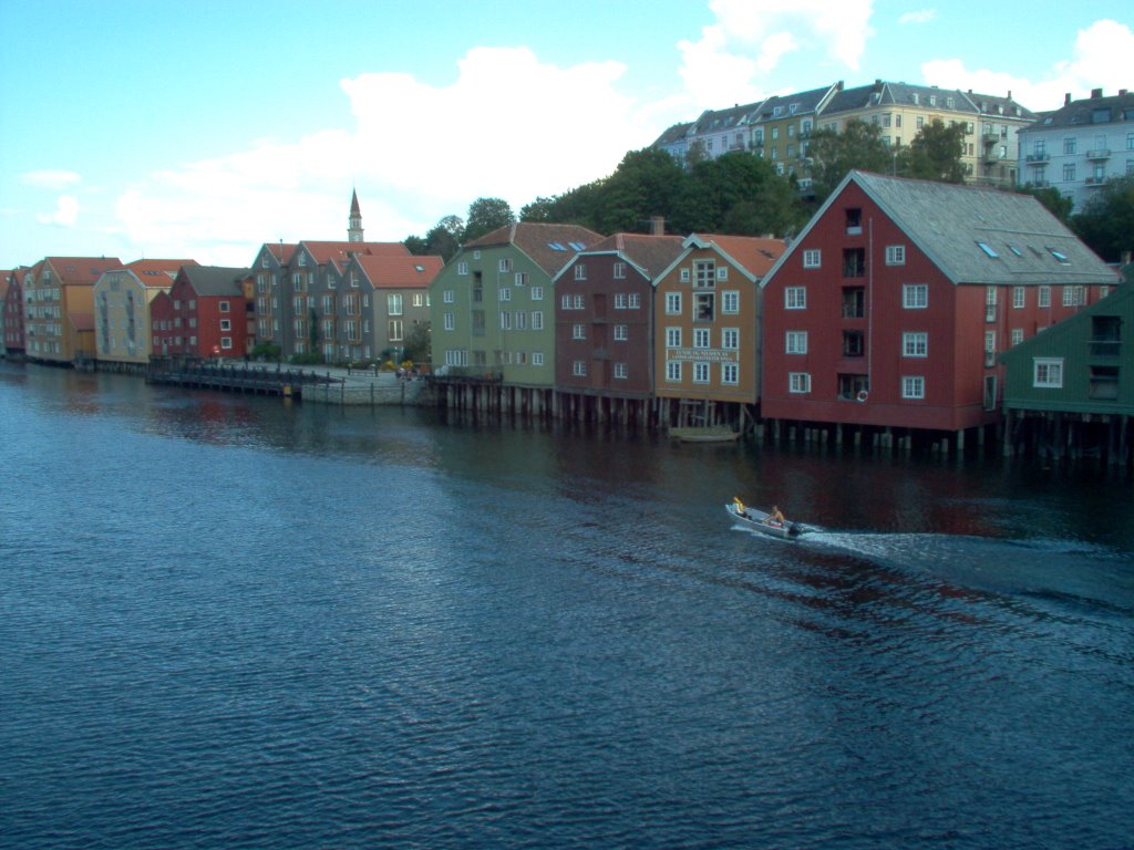 Case sul fiume a Trondheim by FrancescaV