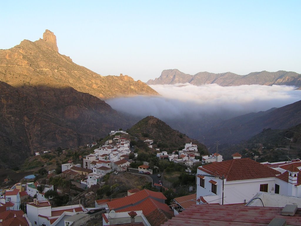 Mar de nubes adentrandose en el Pueblo de Tejeda by guayasen