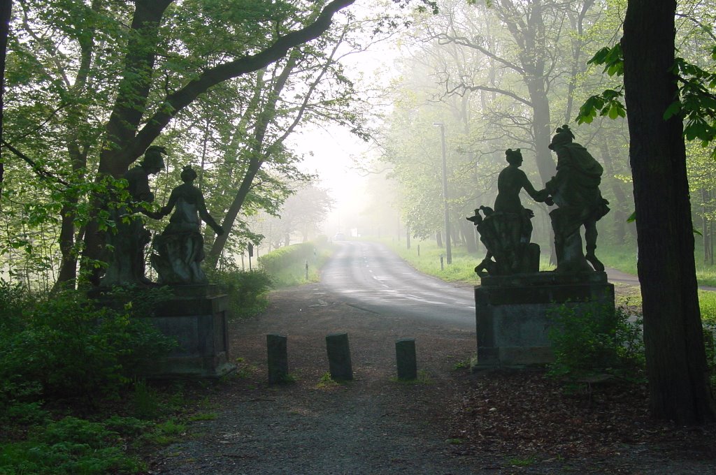 Weisse Figuren am Kühnauer Parkeingang by S. Praetorius