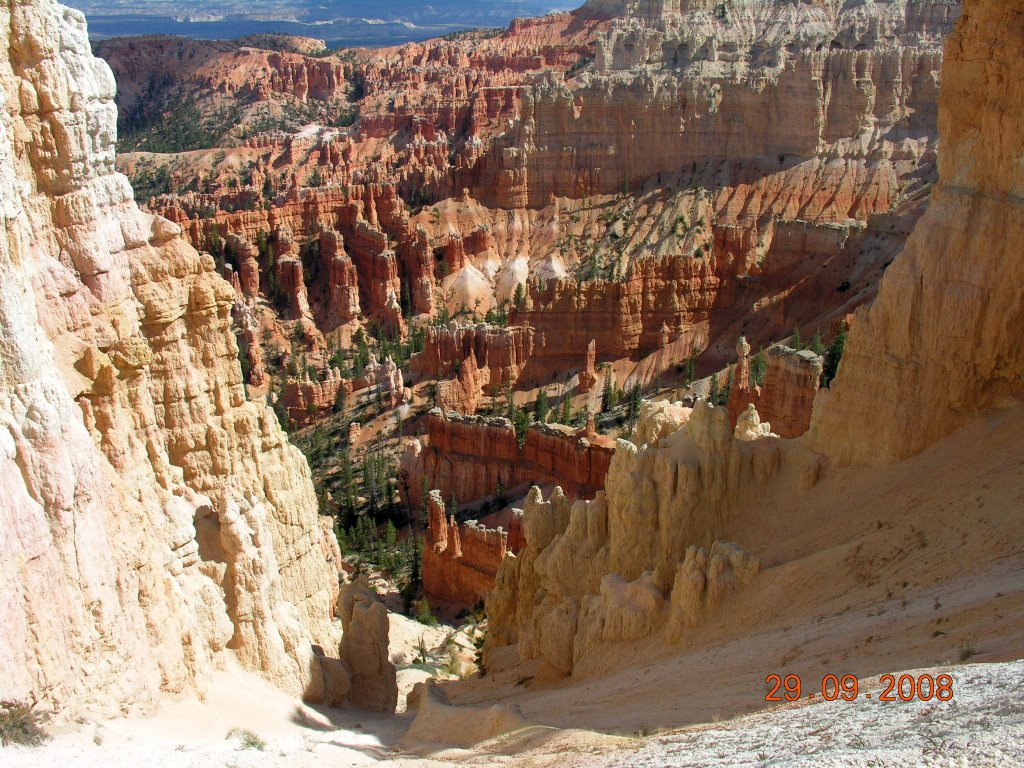 On the rim trail in Bryce Canyon by Éblouix