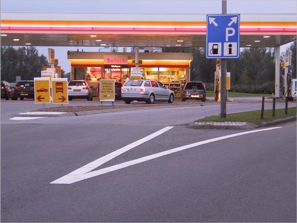 Shell station, 2008-10-06 18:55 by Menno de Jong